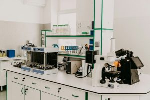 Транспорт через клітинну мембрану: дифузія, канали й активні насоси